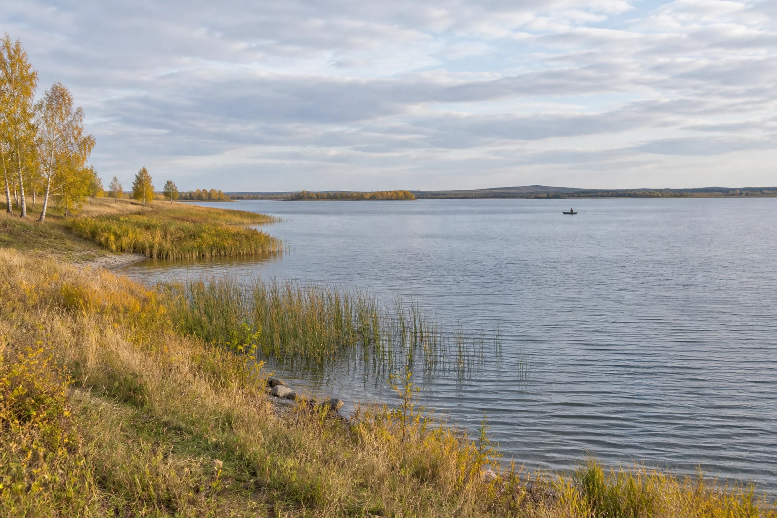 Осенняя ИИ-иллюстрация Южноуральского водохранилища: просторная вода и низкий степной берег