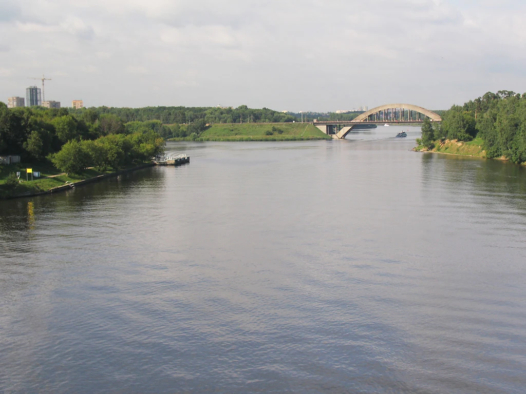 Khimkinski bridge of Oktyabrskaya Railway over Moscow Canal