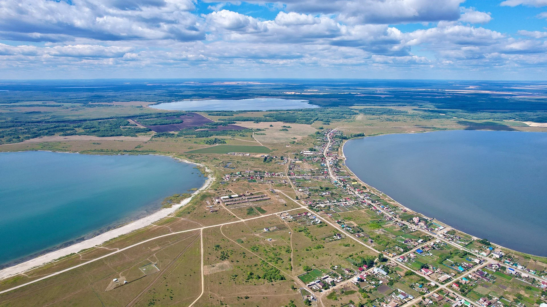 Озеро Тыгиш в Свердловской области (на дальнем плане)