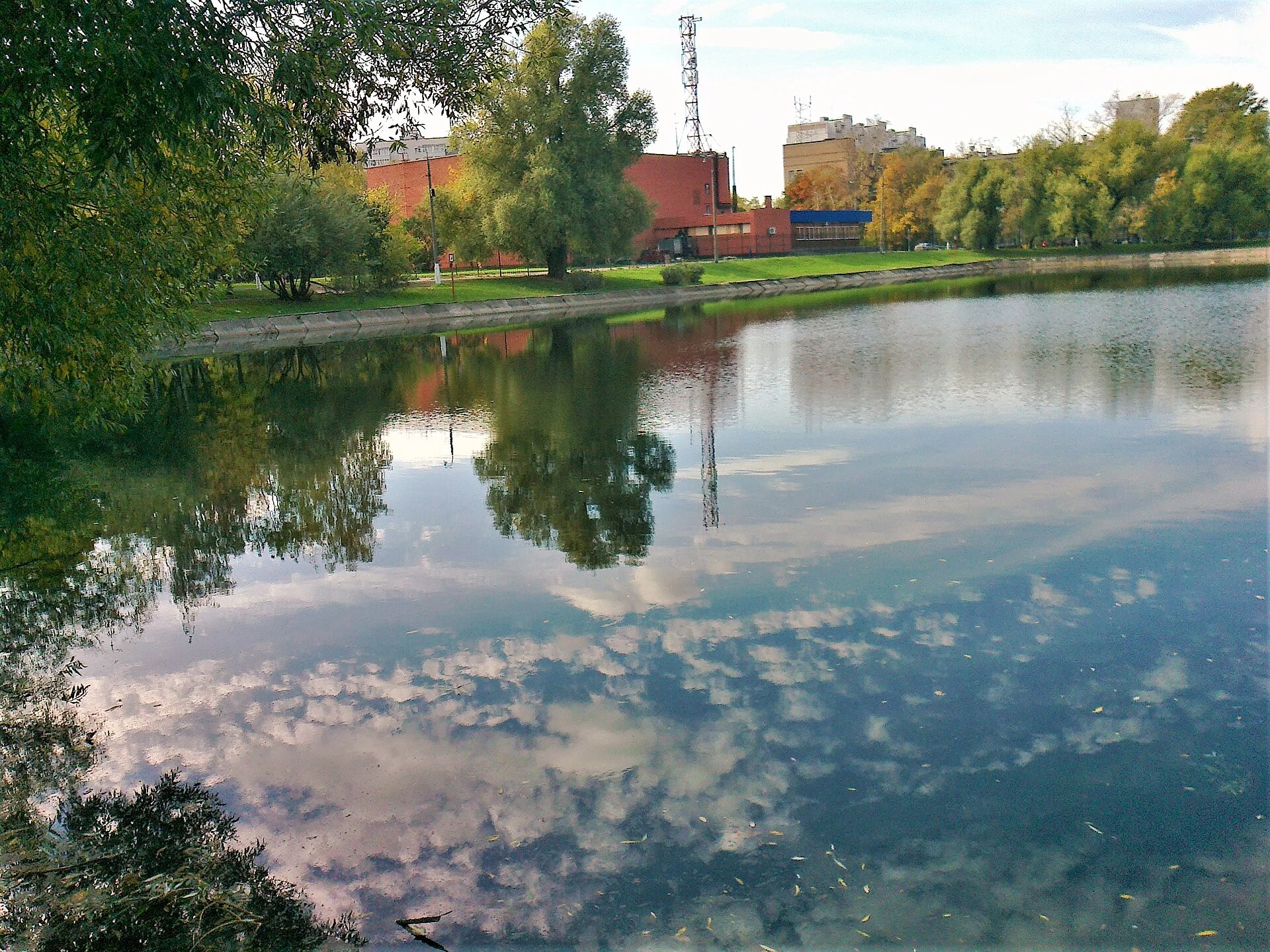 Советский пруд в Перовском парке. Москва.