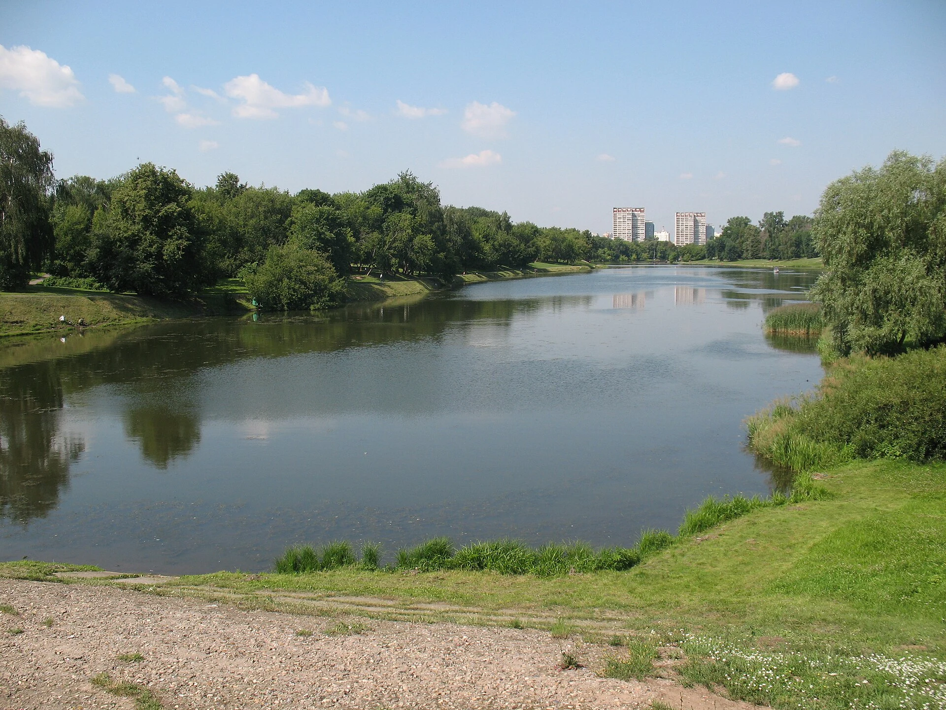 Люблинский пруд в Москве. Вид с дабмы на Краснодонской улице